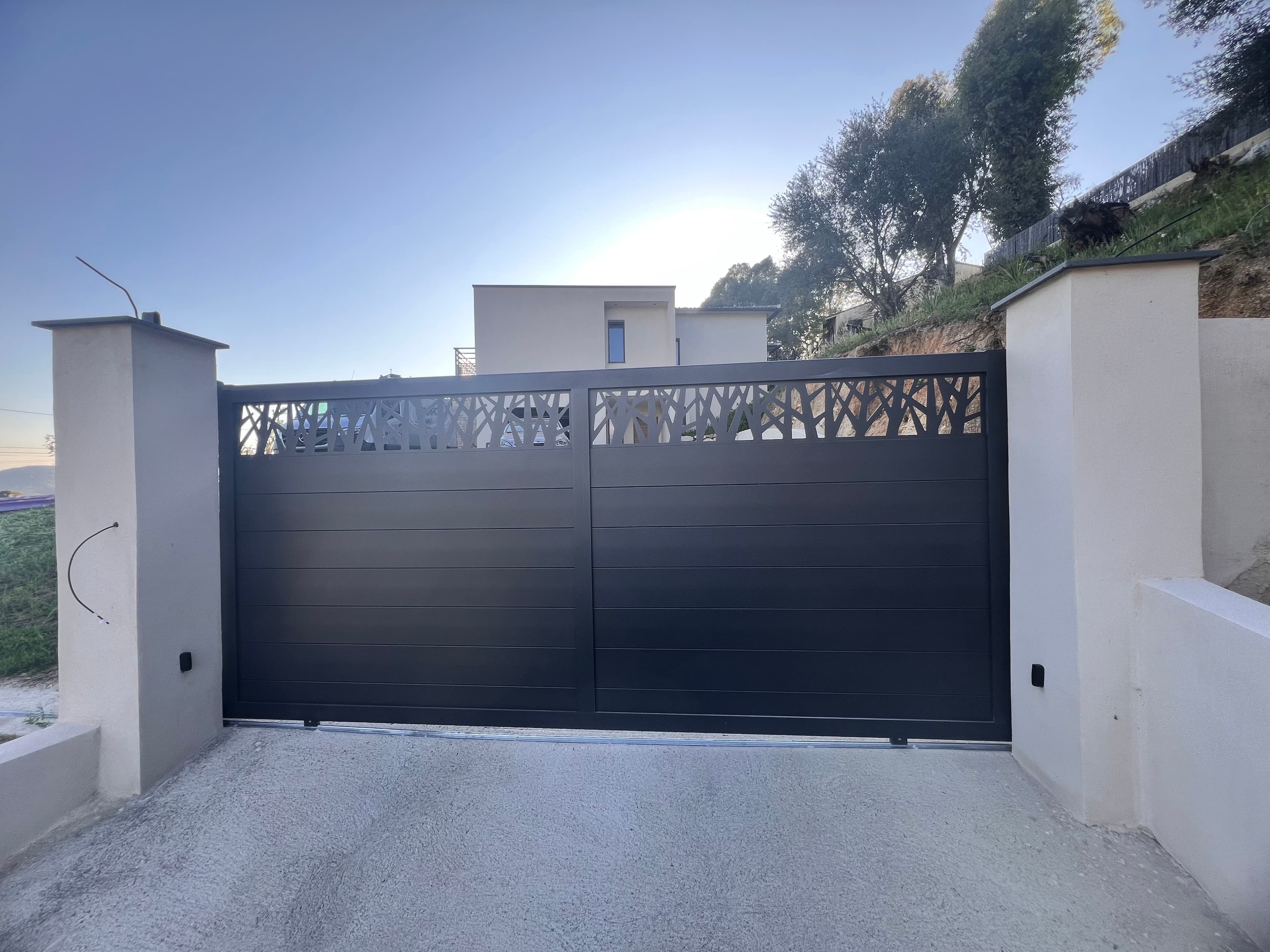 Portail battant motorisé